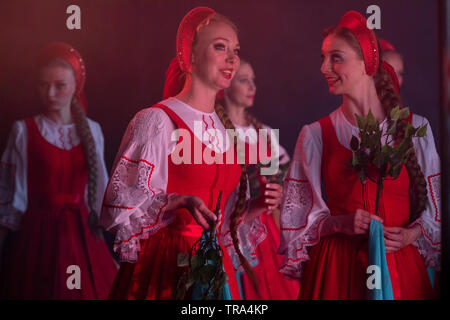 Artisti del membro accademico ensemble coreografico 'Berezka' su un palco con un round dance "birch' a Mosca, Russia Foto Stock