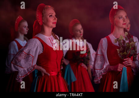 Artisti del membro accademico ensemble coreografico 'Berezka' su un palco con un round dance "birch' a Mosca, Russia Foto Stock