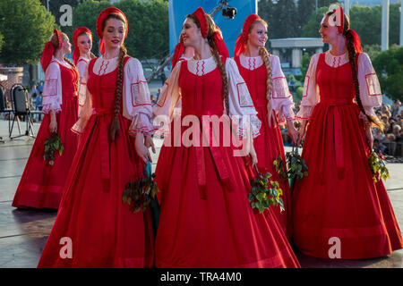 Artisti del membro accademico ensemble coreografico 'Berezka' su un palco con un round dance "birch' a Mosca, Russia Foto Stock