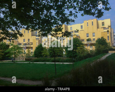 Noisy-le-Grand, Francia, Modern Architecture PublicvSocial Housing Estate, progetti in Cité, Parchi, Giardini, quartiere a basso reddito, periferia francese residenziale, FACCIATA DI EDILIZIA POPOLARE LIVING Foto Stock