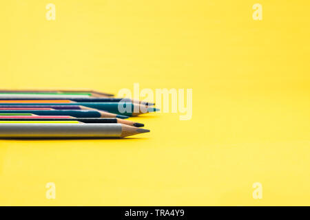 Il lavoro di squadra concetto. gruppo di matita colorata su sfondo giallo Foto Stock