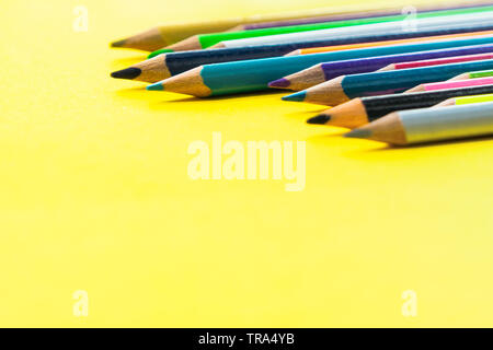 Il lavoro di squadra concetto. gruppo di matita colorata su sfondo giallo Foto Stock