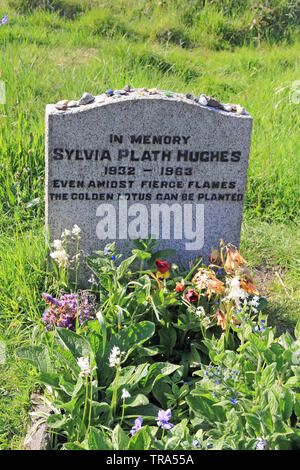 Tomba di Sylvia Plath Hughes, moglie del poeta Ted Hughes, nel cimitero, Heptonstall, West Yorkshire Foto Stock