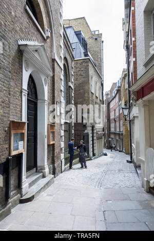 Due uomini con una chat al di fuori di St Mary-a-Hill su Lovat Lane nella città di Londra, Regno Unito Foto Stock