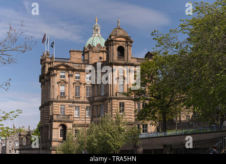 La facciata ovest della Lloyds Banking Group sede sulla Montagnola, Edimburgo,fu ricostruita da David Bryce durante il 1870s Foto Stock