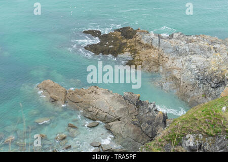 Rocce sporgenti verso l'Oceano Atlantico, Newquay, Cornwall Foto Stock