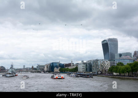 Elicotteri dal presidente Donald Trump's visita a Londra, misurazione della Londra sempre mutevole skyline come nuovi grattacieli sono aggiunti alla miscela Foto Stock