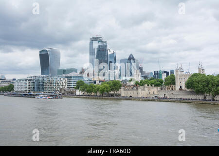 La città di Londra nel centrale quartiere degli affari e della mutevole skyline come nuovi grattacieli sono aggiunti alla miscela Foto Stock