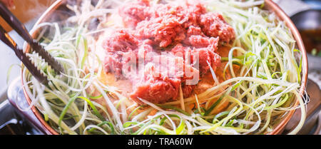 Carni bovine bulgogi barbecue in Corea del Sud ristorante a Seoul, lifestyle fresco cibo coreano cucina nella pentola di rame con grill a fette, close up, spazio di copia Foto Stock