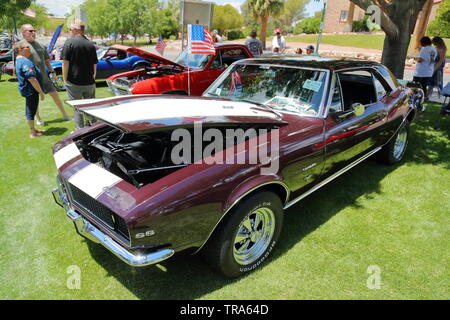 Una Chevrolet Camaro SS tra veicoli vintage e Hot Rods in un giorno memoriale della manifestazione a Boulder City, Nevada, STATI UNITI D'AMERICA Foto Stock