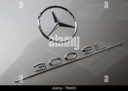 Emblema sul bagagliaio di una Classic Silver Mercedes 300 SL del portellone ad ala di gabbiano Foto Stock
