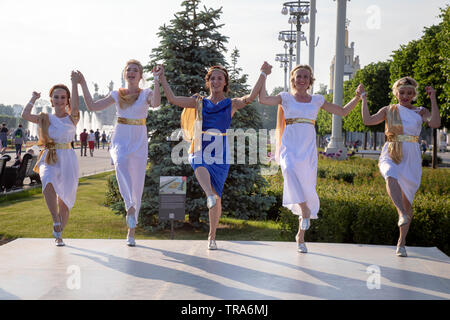 Le ragazze in greco tuniche danza Sirtaki a VDNH durante il festival "World Ballet holidays' a Mosca, Russia Foto Stock