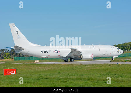 Marina degli Stati Uniti Boeing Posidon P8 Mariyim aerei pattuglia preparazione di discostarsi RAF Lossiemouth air base nel nord est della Scozia.UK. Foto Stock