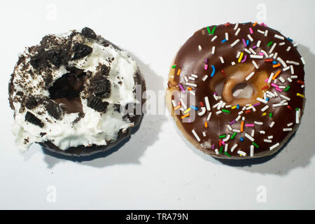 Due sapori di ciambelle in uno sfondo bianco Foto Stock