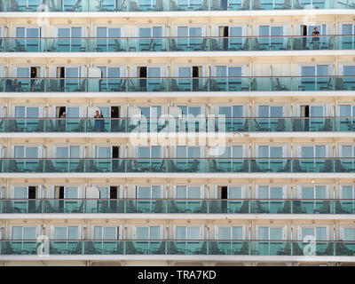 Barcellona, Spagna - 9 Maggio 2019: cabina finestre e balconi di MV Britannia nave da crociera Foto Stock