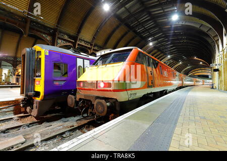 Rampa settentrionale 158754 con LNER 91109 nella stazione di York Foto Stock