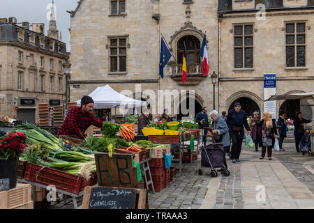 All'aperto dell'agricoltore nel mercato LIBOURNE, Francia Foto Stock