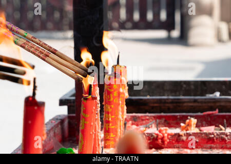 SHANGHAI,Cina - JUN 2018: tempio Longhua a Shanghai in Cina. l'illuminazione candela per pregare per il Buddha Foto Stock