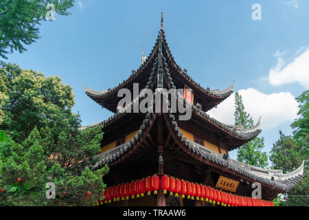 SHANGHAI,Cina - JUN 2018: tempio Longhua in Cina a Shanghai. Tempio Longhua è situato nei sobborghi meridionali di Shanghai, è uno dei più famosi budd Foto Stock