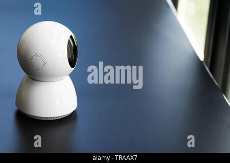 Wireless CCTV videocamera di sicurezza operante in casa Foto Stock