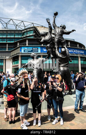 01.06.2019 Twickenham, Inghilterra. Lo spirito della statua di rugby al di fuori del South Stand di Twickenham Stadium in attesa di accogliere i tifosi per il Premiership Final 2019 gioco tra Exeter Rugby e Saraceni RFC. © Phil Hutchinson/Alamy Foto Stock