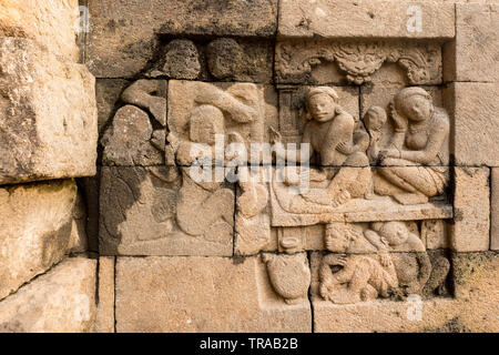 Bassorilievi sul tempio di Borobudur, Java, Indonesia Foto Stock