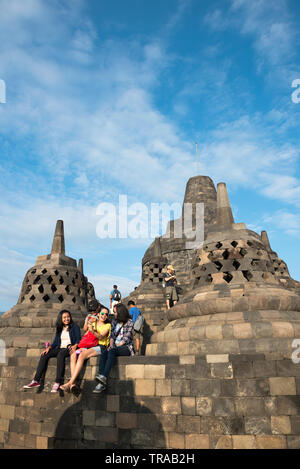 Giovani donne tra gli stupa di Borobudur, Indonesia Foto Stock
