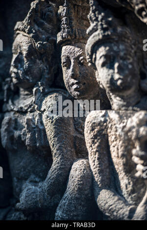 Bassorilievi sul tempio di Borobudur, Java, Indonesia Foto Stock