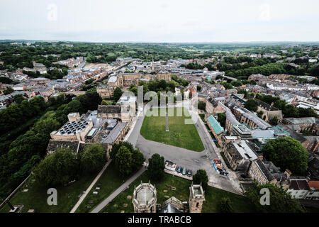 Vista di Durham, Inghilterra, dalla cima della Torre Centrale alla Cattedrale di Durham Foto Stock