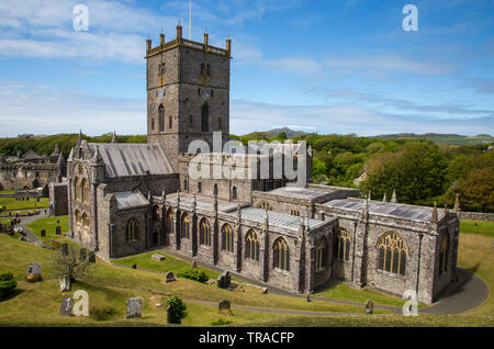 St Davids Cathedral in Pembrokeshire,costruito da St David il santo patrono del Galles la cattedrale è stata un luogo di culto per oltre 800 anni. Foto Stock