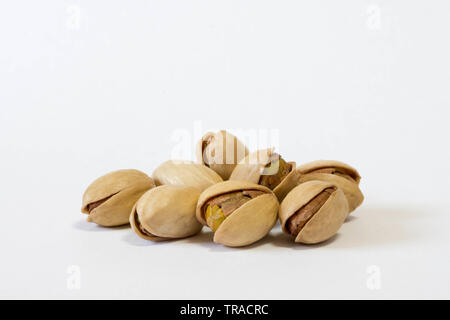 Pistacchi isolato in bianco. Close up macro shot. Foto Stock