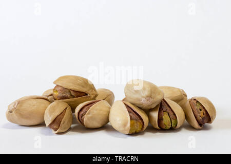 Pistacchi isolato in bianco. Close up macro shot. Foto Stock