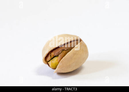 Pistacchi isolato in bianco. Close up macro shot. Foto Stock