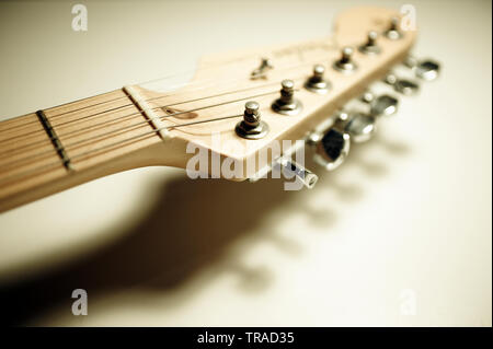Close up di un elettrico 6 corde di una chitarra elettrica in un studio Foto Stock