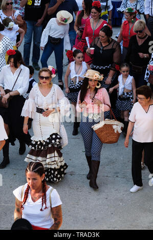 Benamargosa Romeria 2019. Gli abitanti di un villaggio di compiere un pellegrinaggio lungo il letto del fiume secco nel villaggio di Benamargosa in onore della Vergine del purista. Foto Stock