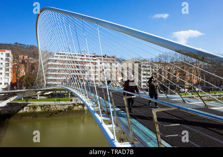 Bilbao Biscay, Paesi Baschi, Spagna : persone attraversano il Zubizuri legato arch passerella attraverso il fiume Nervion progettato dall architetto Santiago Calatra Foto Stock