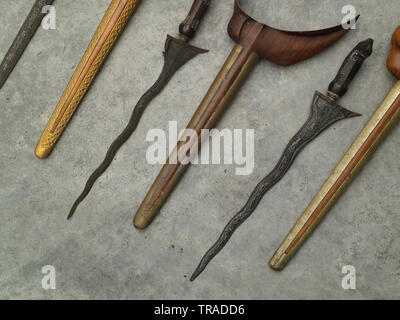 Grande collezione di lame Keris dalla Malaysia e Java, una storica arma usata nel Sud Est asiatico Foto Stock