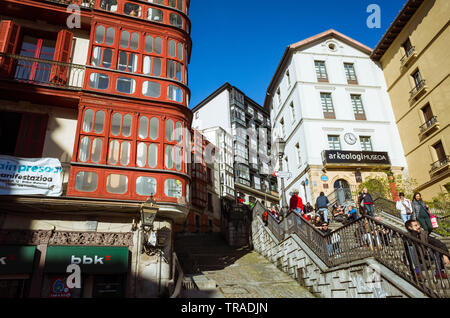 Bilbao Biscay, Paesi Baschi, Spagna : persone a Miguel de Unamuno piazza nel Siete Calles (Sette Strade) o Casco Viejo (città vecchia) , il medieva Foto Stock