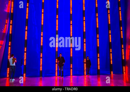 Bilbao Biscay, Paesi Baschi, Spagna : i visitatori stand accanto alla illustrazione Installazione per Bilbao (1997), opera dell'artista Jenny Holzer, al Guggenheim Mu Foto Stock
