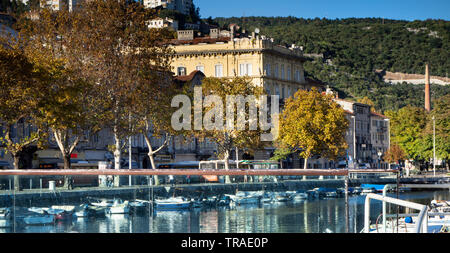 Le barche e la vita urbana a Waterfront del Fiume Rjecina nella città di Porto di Rijeka, Croazia Foto Stock