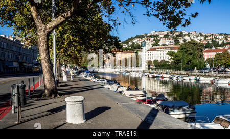 Le barche e la vita urbana a Waterfront del Fiume Rjecina nella città di Porto di Rijeka, Croazia Foto Stock