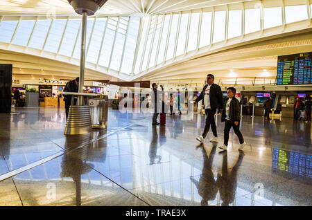 Bilbao Biscay, Paesi Baschi, Spagna : i passeggeri a piedi a Bilbao Airport terminal principale aperto nel 2000 e progettato dall'architetto Santiago Calatr Foto Stock