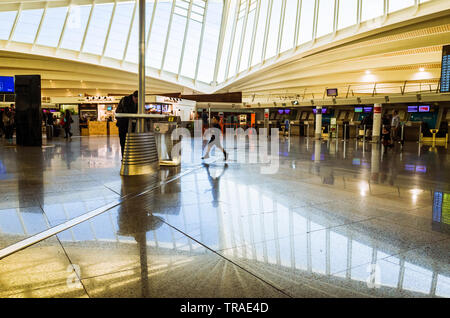 Bilbao Biscay, Paesi Baschi, Spagna : un bambino corre all'interno del Bilbao Airport terminal principale aperto nel 2000 e progettato dall'architetto Santiago Calatr Foto Stock