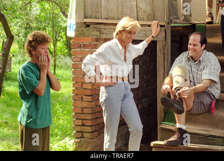 Lady Diana visita sorelle Mirsada io Fahira Djulic,sorella ha perso le gambe nel campo minato vicino a casa loro, Bosnia il 9.agosto. 1997. Foto Stock