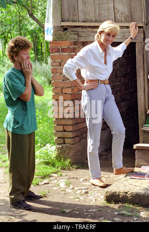 Lady Diana visita sorelle Mirsada io Fahira Djulic,sorella ha perso le gambe nel campo minato vicino a casa loro, Bosnia il 9.agosto. 1997. Foto Stock