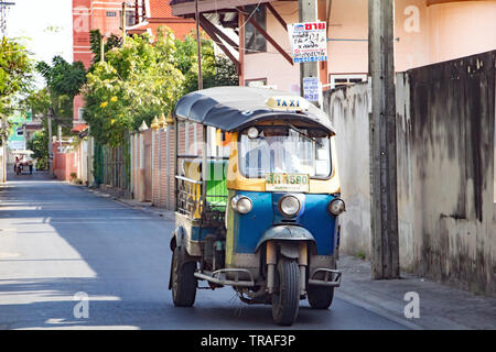 SAMUT PRAKAN, Thailandia, NOV 24 2017, un vuoto triciclo taxi - tuk tuk ride la mattina strada senza traffico. Foto Stock