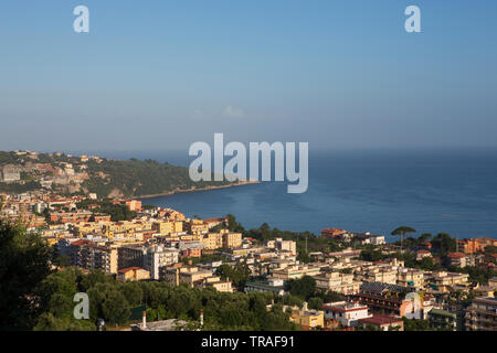 Sorrento, una cittadina che si affaccia sulla baia di Napoli in Italia meridionale. Foto Stock