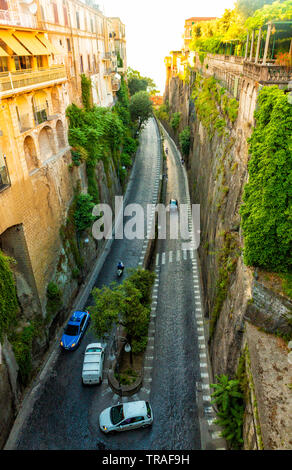 Sorrento, una cittadina che si affaccia sulla baia di Napoli in Italia meridionale. Foto Stock