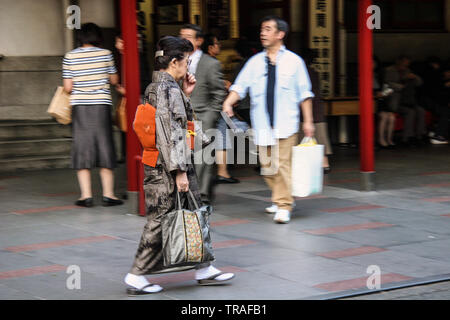 Donna giapponese di indossare il kimono tradizionali su strada a Tokyo Giappone Foto Stock