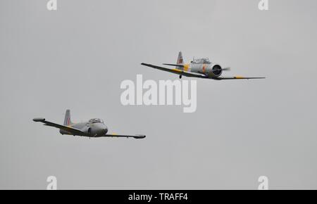 North American Harvard (1747) volare in formazione con un Bac Jet Provost T3 (XM424) al 2019 Duxford Air Festival Foto Stock